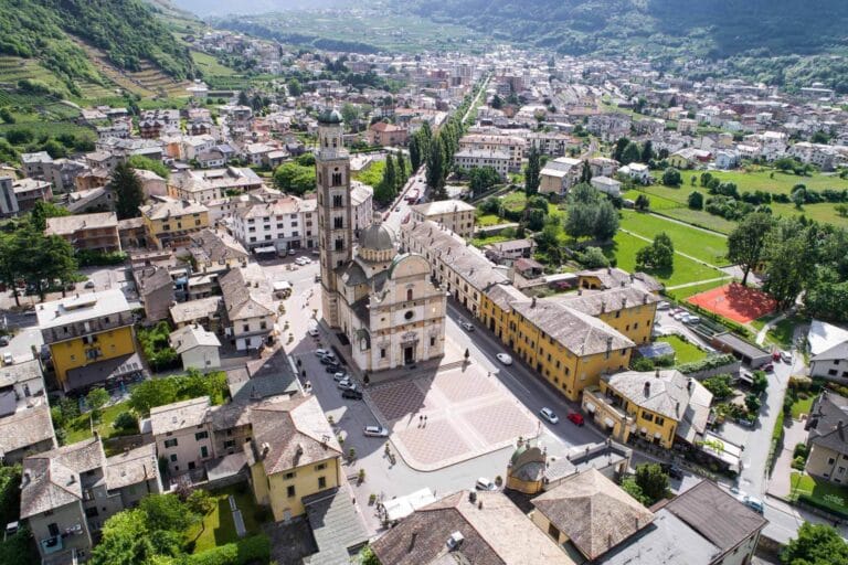 La basilica di Tirano a due passi dall'hotel Suisse di Poschiavo