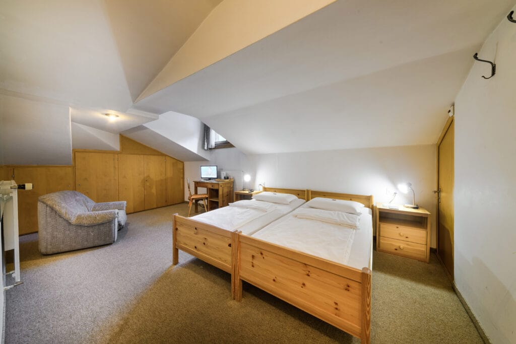 Easy-Zimmer des Hotel Suisse, warm und einladend