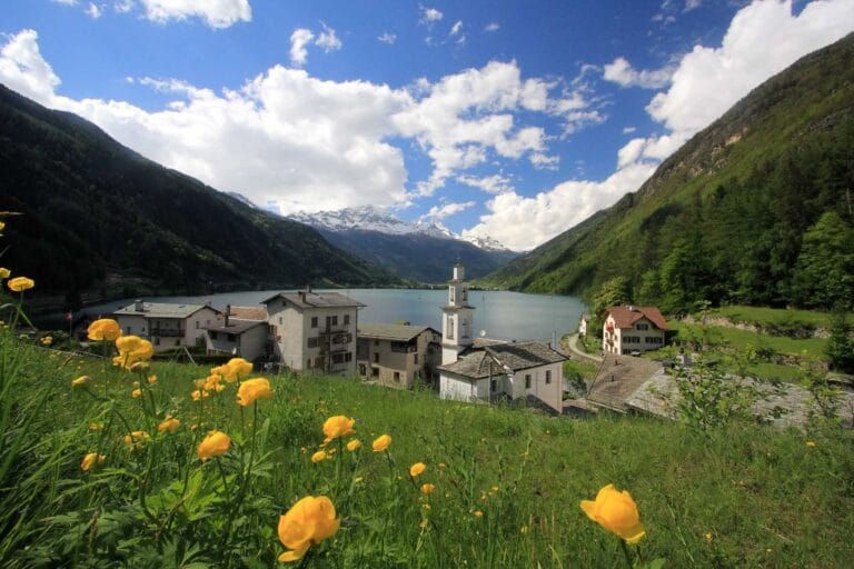 Vista del Lago di Poschiavo in primavera