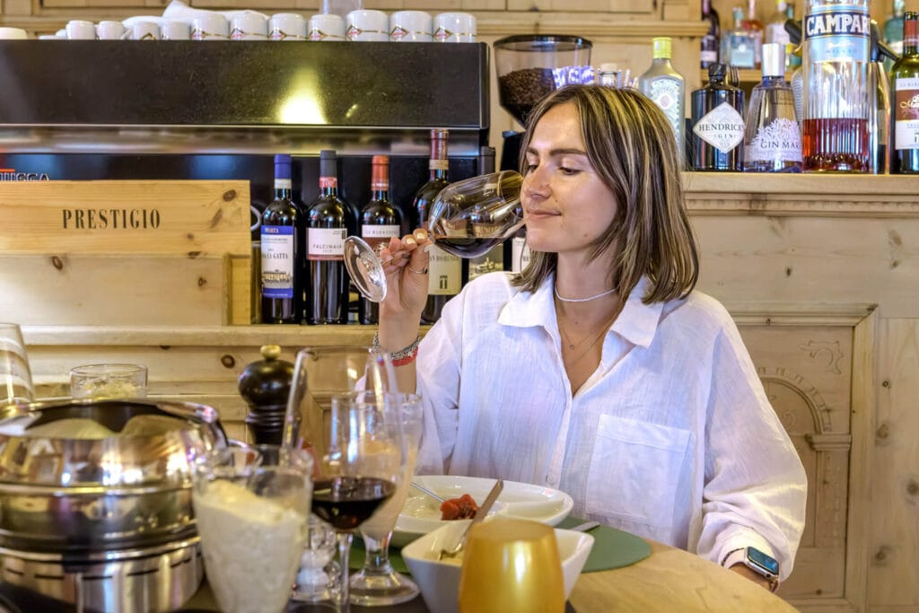 La Fondue Stube e degustazione vini dell&rsquo;Hotel Suisse Poschiavo