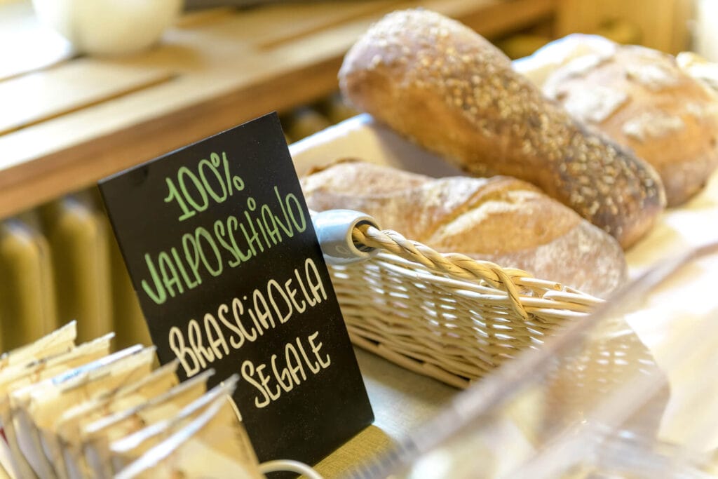 Typische und traditionelle Produkte aus der Valposchiavo beim Fr&uuml;hst&uuml;ck im Hotel Suisse