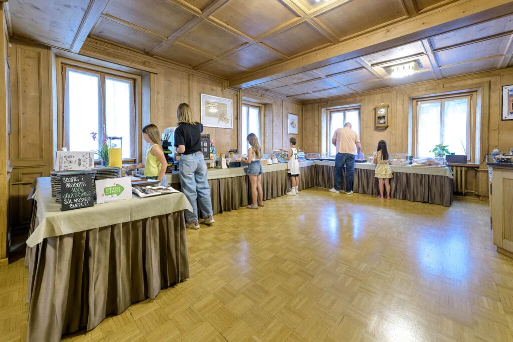Fr&uuml;hst&uuml;cksraum des Hotel Suisse mit Produkten aus der Valposchiavo