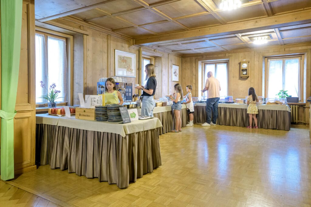 Der Fr&uuml;hst&uuml;cksraum im alpinen Stil des Hotel Suisse