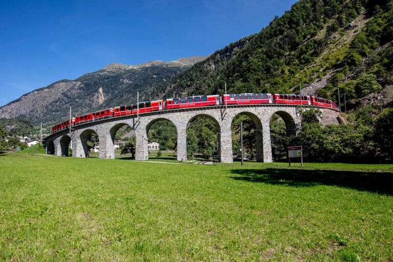 Il Trenino rosso del Bernina, prima dell'arrivo a Poschiavo