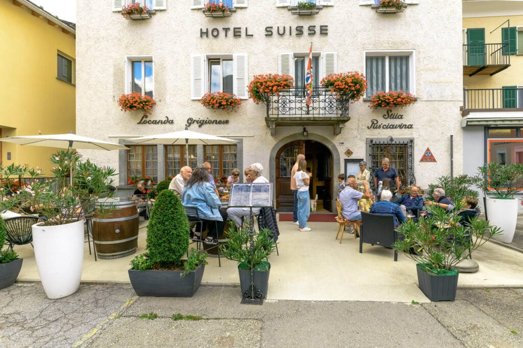 Das authentische Poschiavo auf der Terrasse des Hotel Suisse erleben