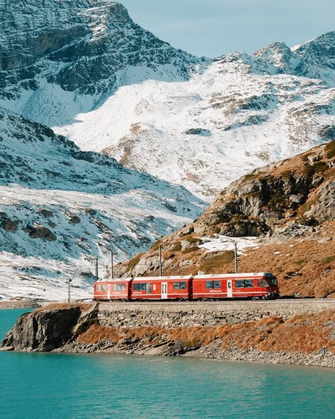 Der rote Bernina-Zug zwischen Tirano und St. Moritz