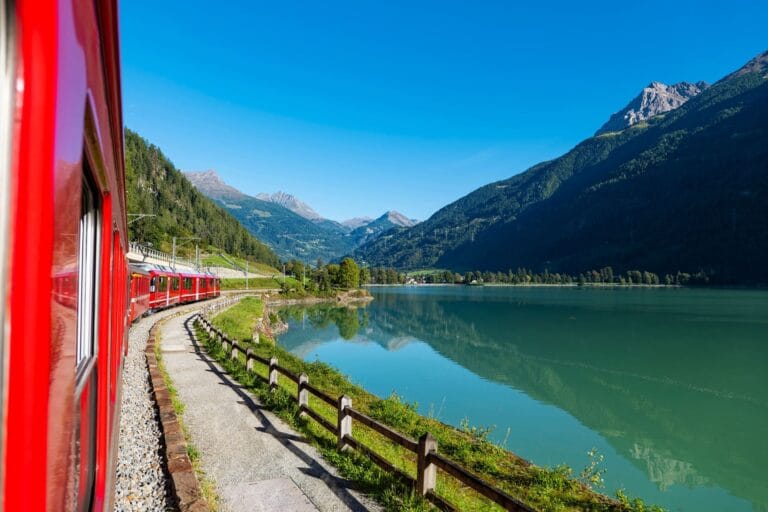 Alpines Panorama des Lago di Poschiavo mit Wanderweg